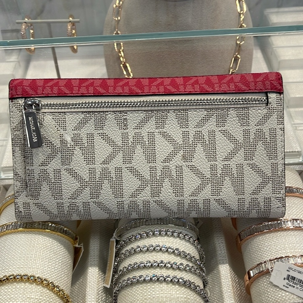 MICHAEL KORS Jet Set Travel Signature Logo Tri-Fold Wallet
DARK RASPBERRY MULTI - Picture 15 of 16